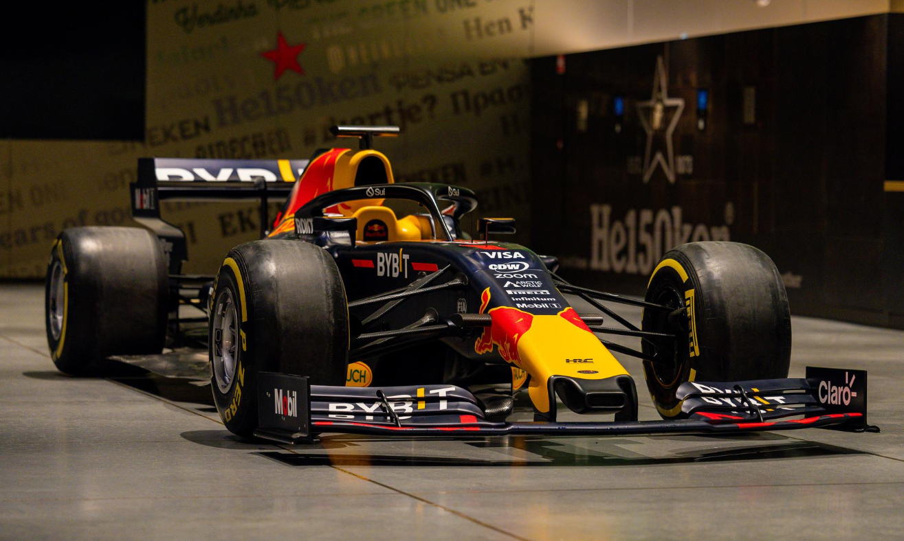 RB18 formule 1 wagen van Max Verstappen in de Heineken Experience
