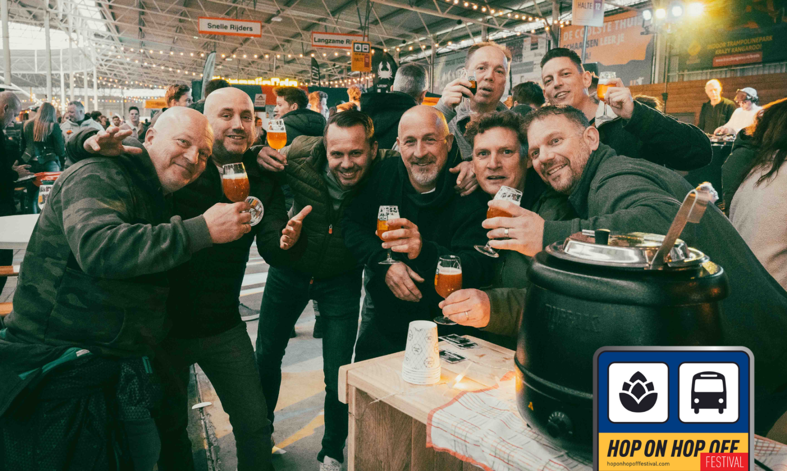 Proosten tijdens Hop on Hop off Festival