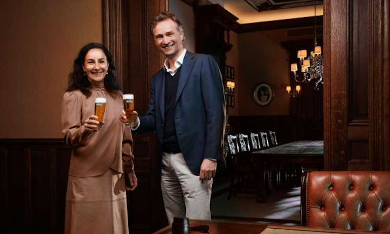 Burgemeester Halsema en CEO Van den Brink van Heineken proosten