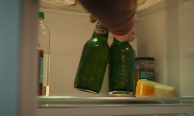 Grolsch beugelflessen uit de koelkast pakken Grolsch beugelflessen uit de koelkast pakken