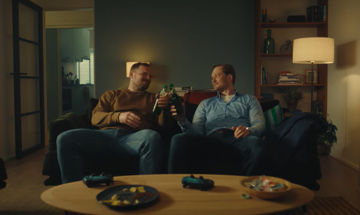 Vrienden proosten met de Grolsch beugel Vrienden proosten met de Grolsch beugel