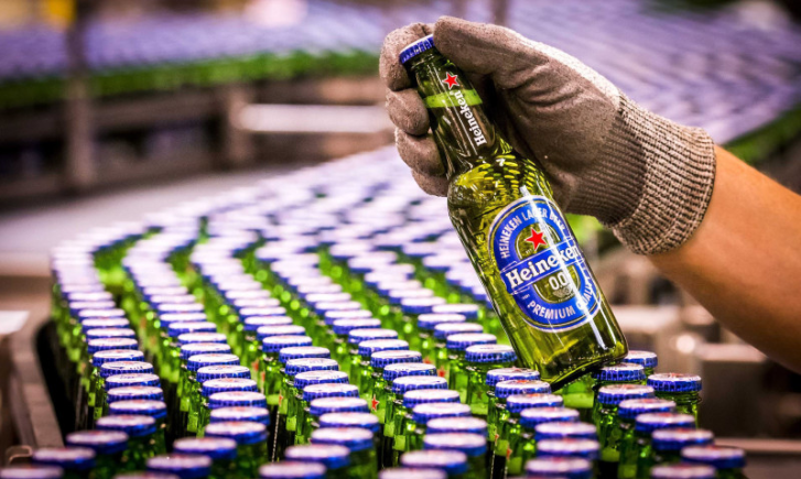 Heineken 0.0 flesje op de lopende band in de brouwerij