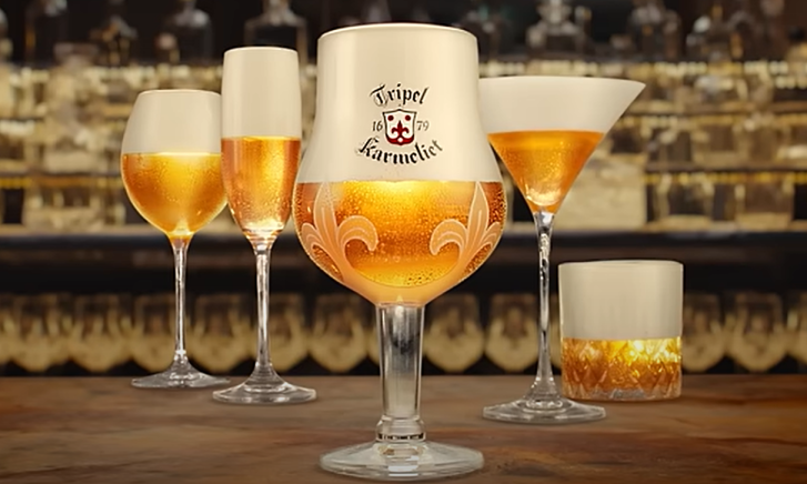 Tripel Karmeliet bier in origineel glas en glazen voor andere dranken