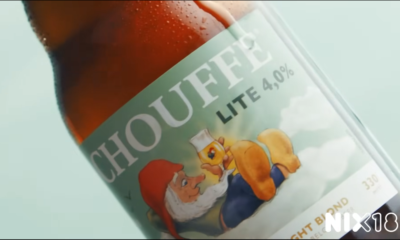 Een fles Chouffe Lite bier met een label van een kabouter die een glas bier vasthoudt.