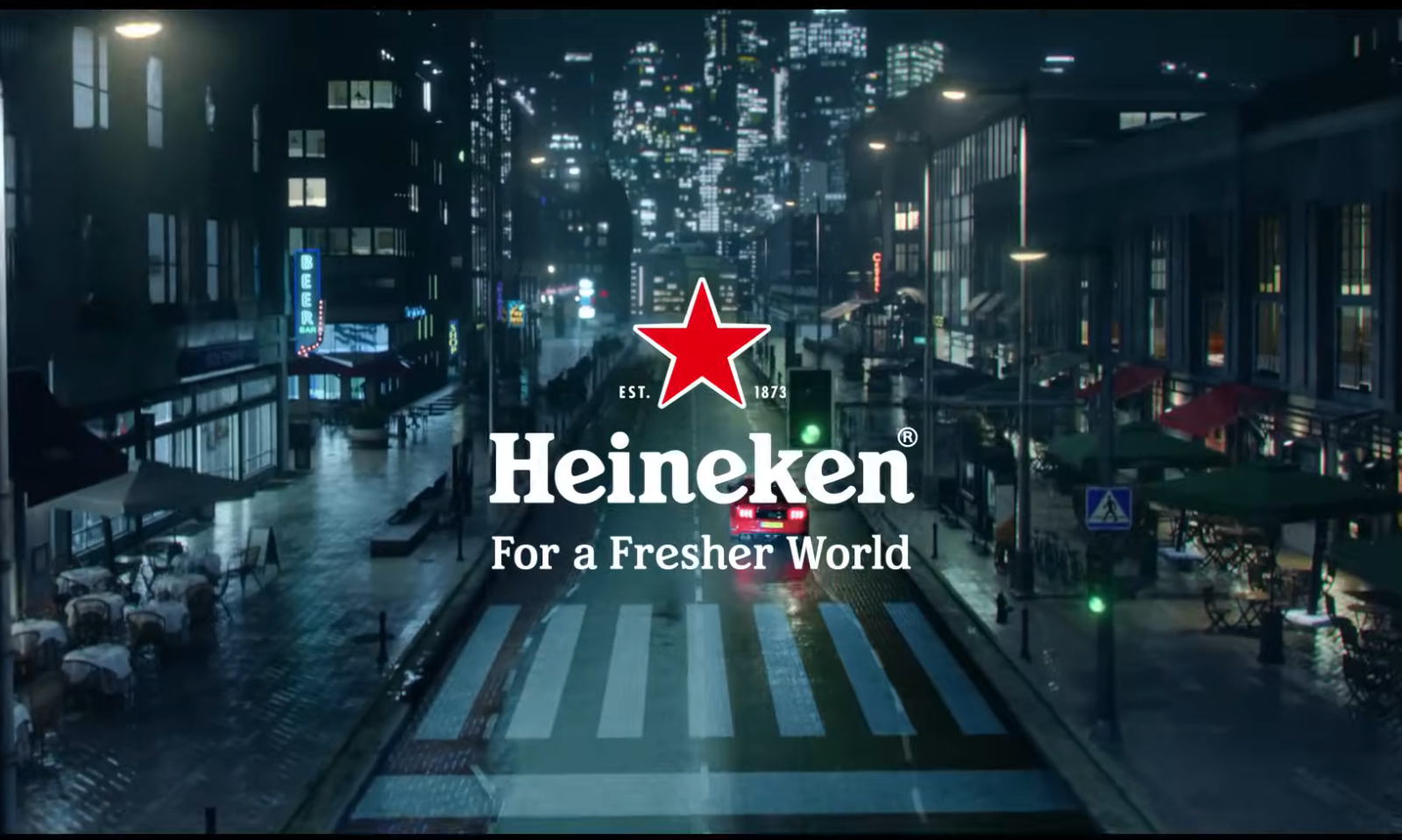 Nachtelijke stadsstraat met Heineken logo en rode auto op zebrapad.