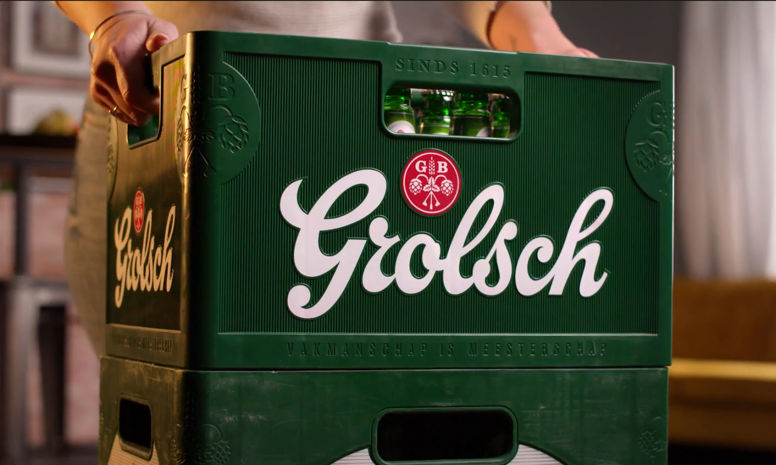 Grolsch krat met groene flessen en logo in het midden.
