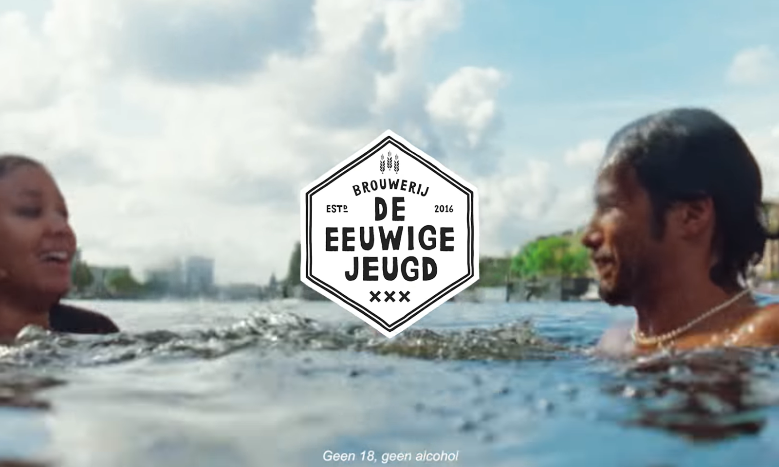 Twee mensen zwemmen in een rivier met Brouwerij De Eeuwige Jeugd logo in het midden.