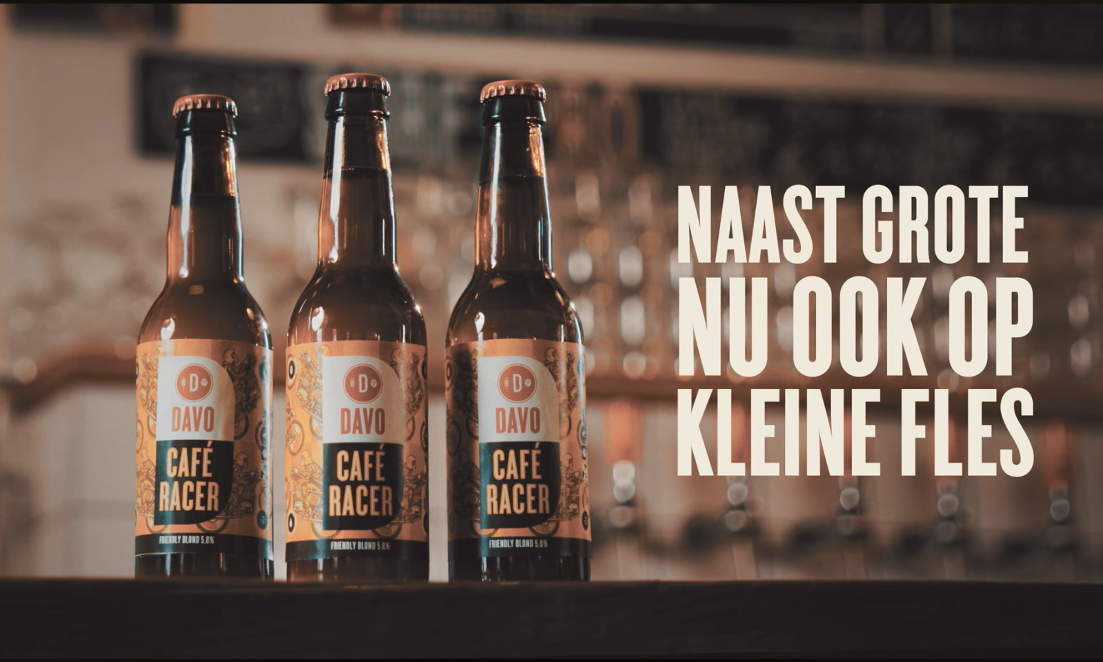 Drie flesjes DAVO Café Racer bier op een bar, tekst zegt 