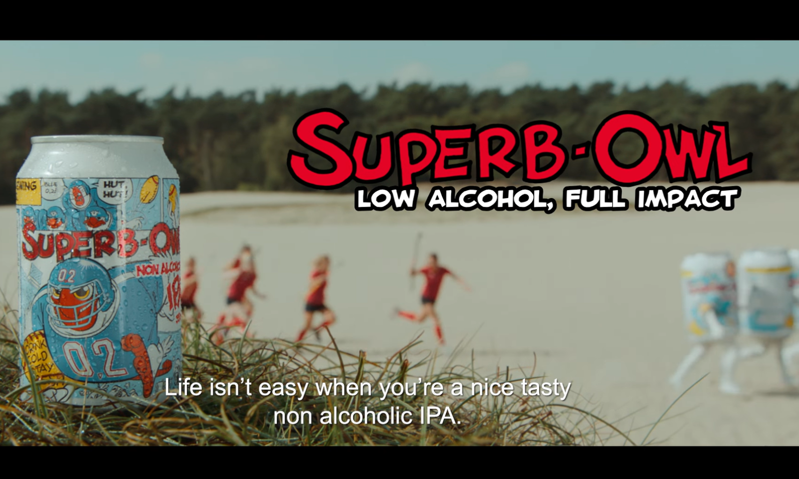 Superb-Owl blik op gras met achtergrond van rennende mensen en boomlijn.