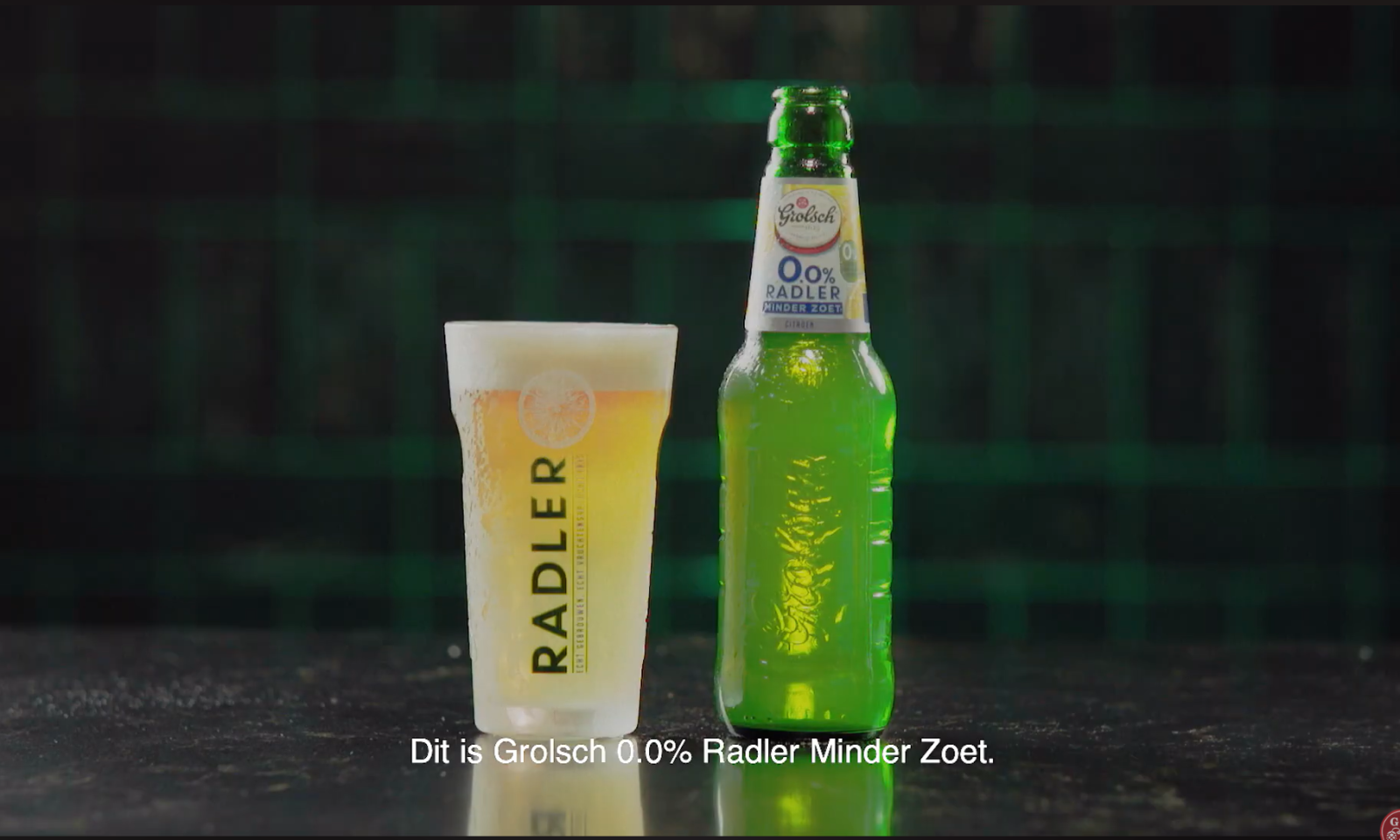 Glas en fles Grolsch 0.0% Radler Minder Zoet op tafel.