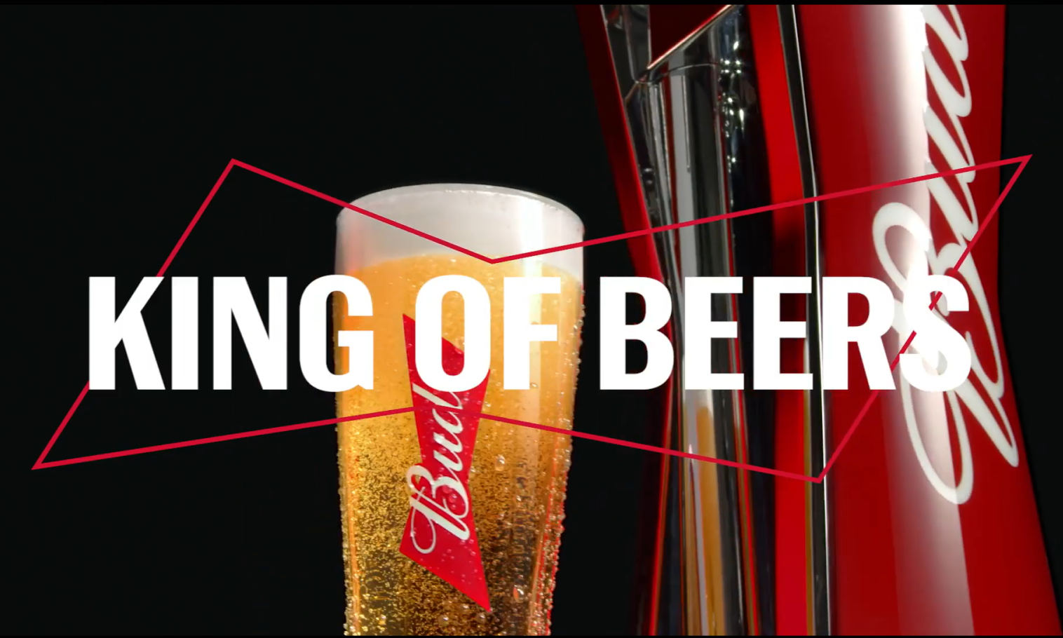 Bierglas met Budweiser-logo naast een rode biertap met tekst 'King of Beers' in witte letters.