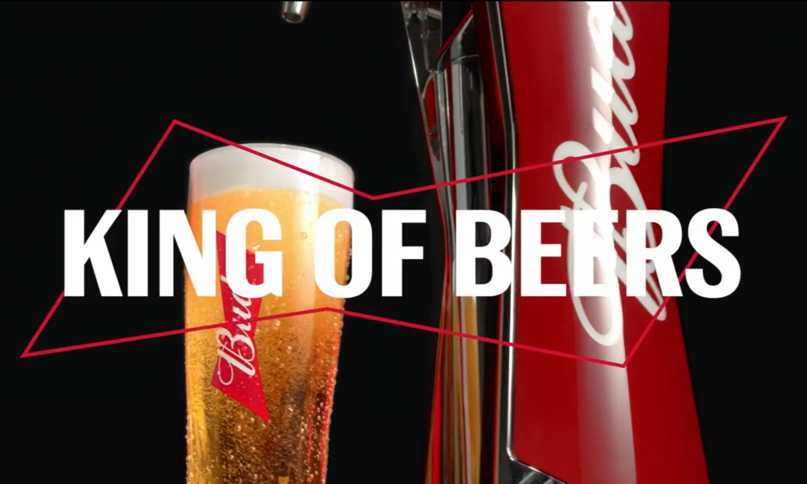 Bierglas naast rode tap met tekst 'King of Beers'.
