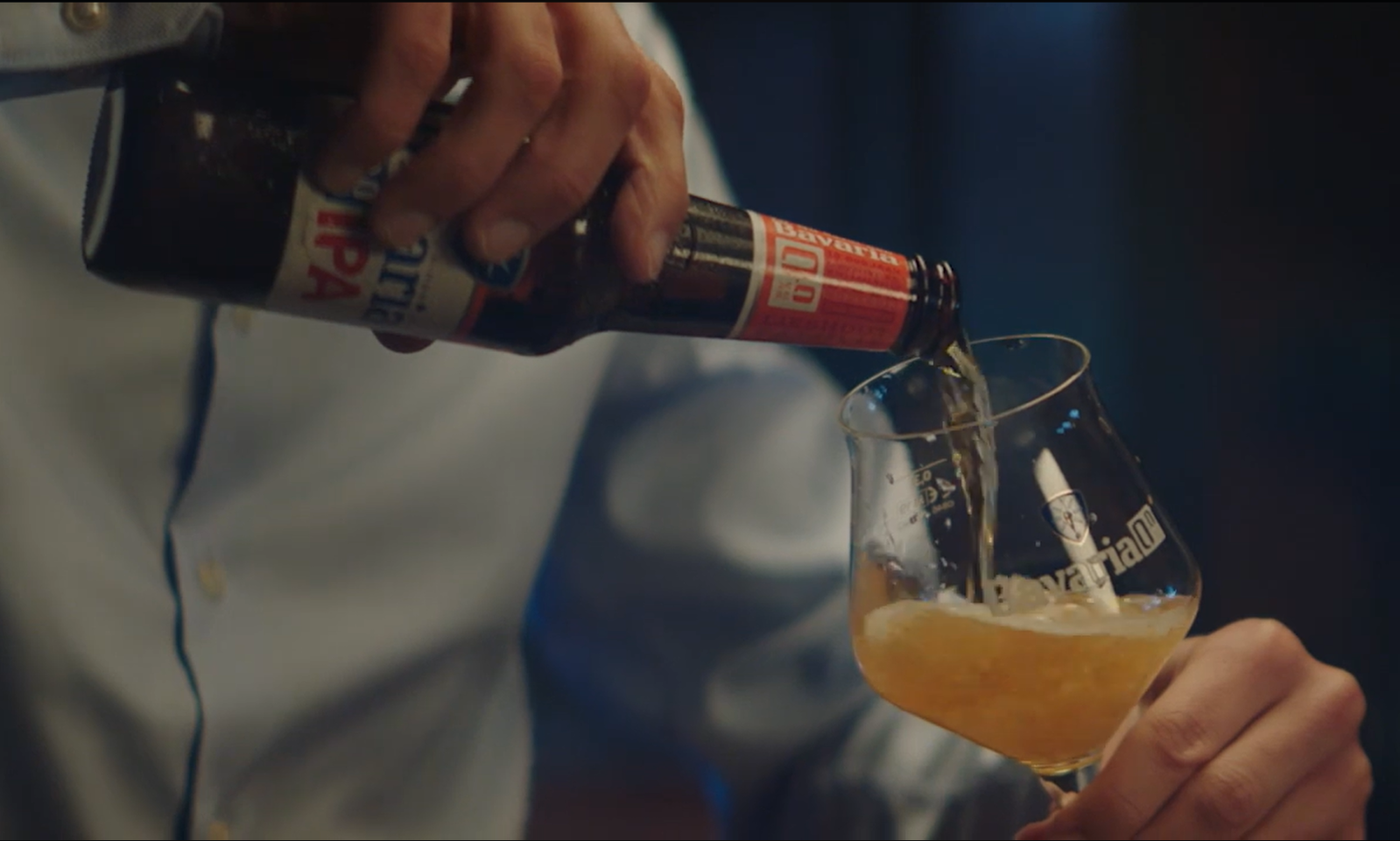 Man giet Zo! Bavaria 0.0% IPA in een glas.