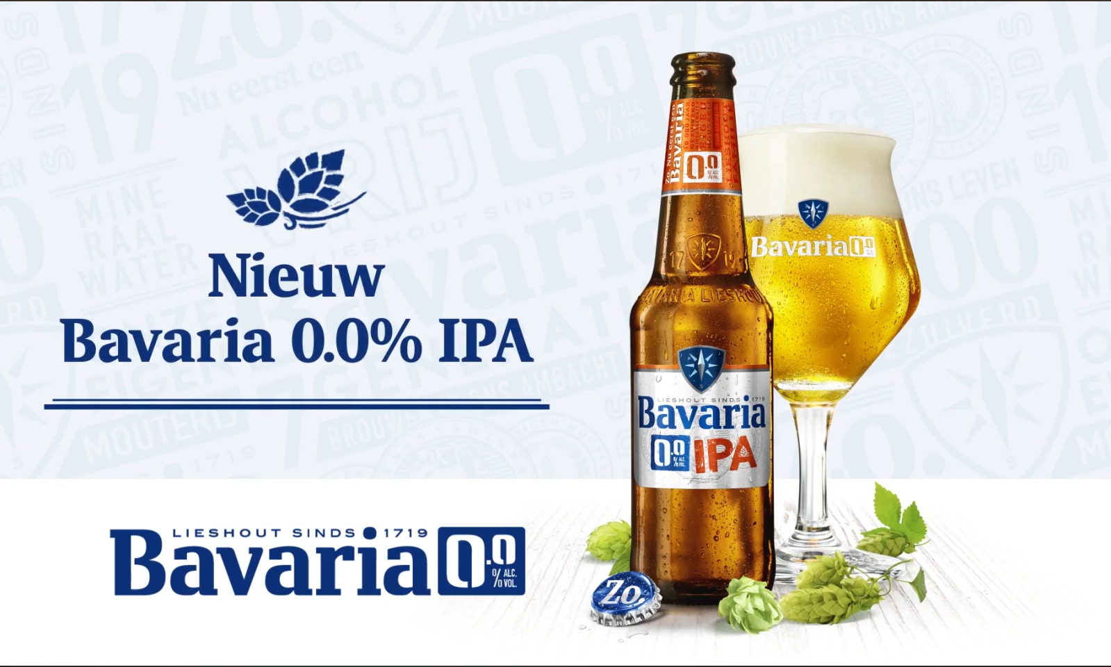 Fles en glas met Bavaria 0.0% IPA bier met hopbellen en kroonkurk op de voorgrond.