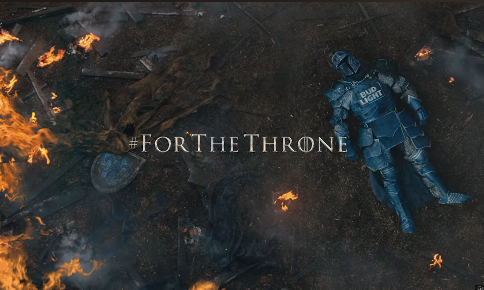 De Bud Knight ligt in Game of Thrones-stijl temidden van vlammen op een slagveld.