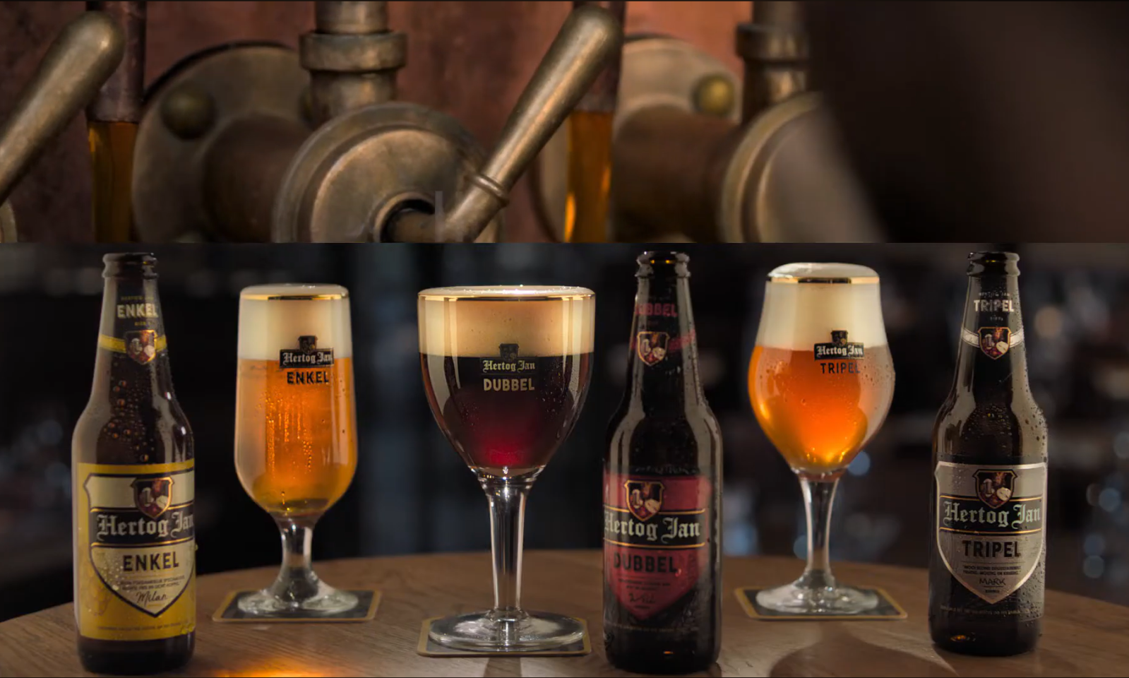 Hertog Jan Enkel, Dubbel en Tripel bieren met bijbehorende glazen op een houten tafel.