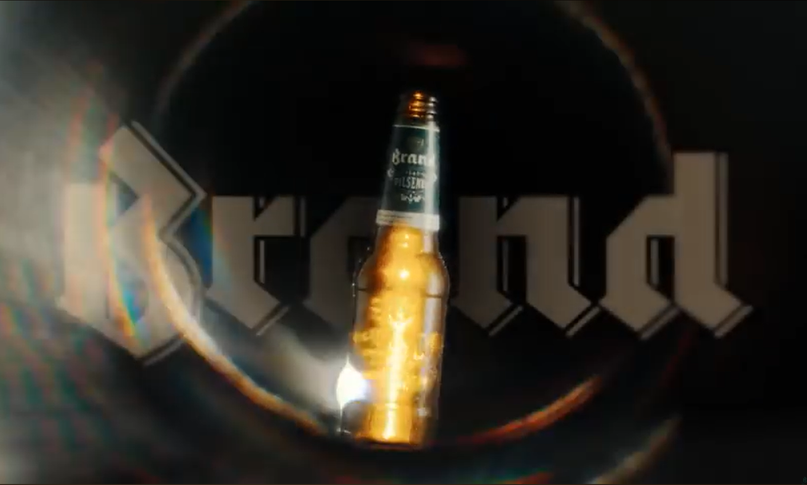 Flesje Brand pilsener met merknaam op de achtergrond.