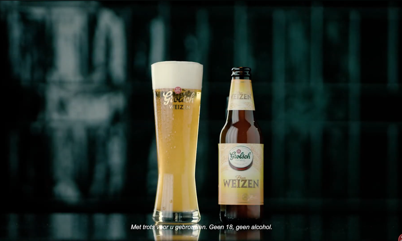 Glas en fles Grolsch Puur Weizen bier op een zwarte achtergrond.