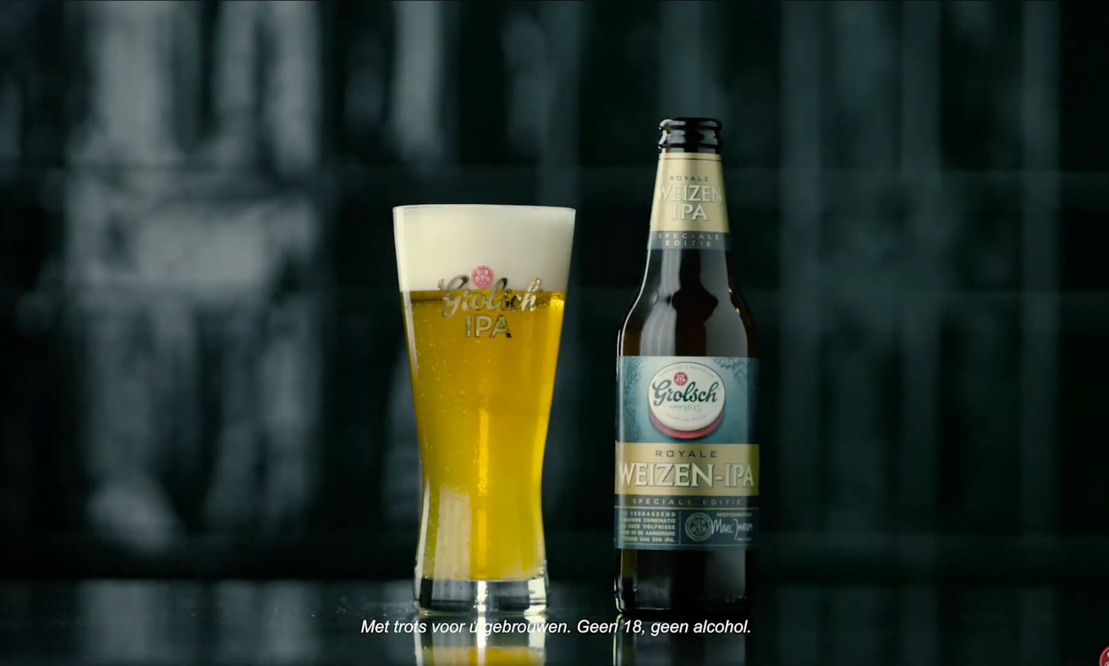 Glas en fles Grolsch Weizen IPA op een donkere achtergrond.