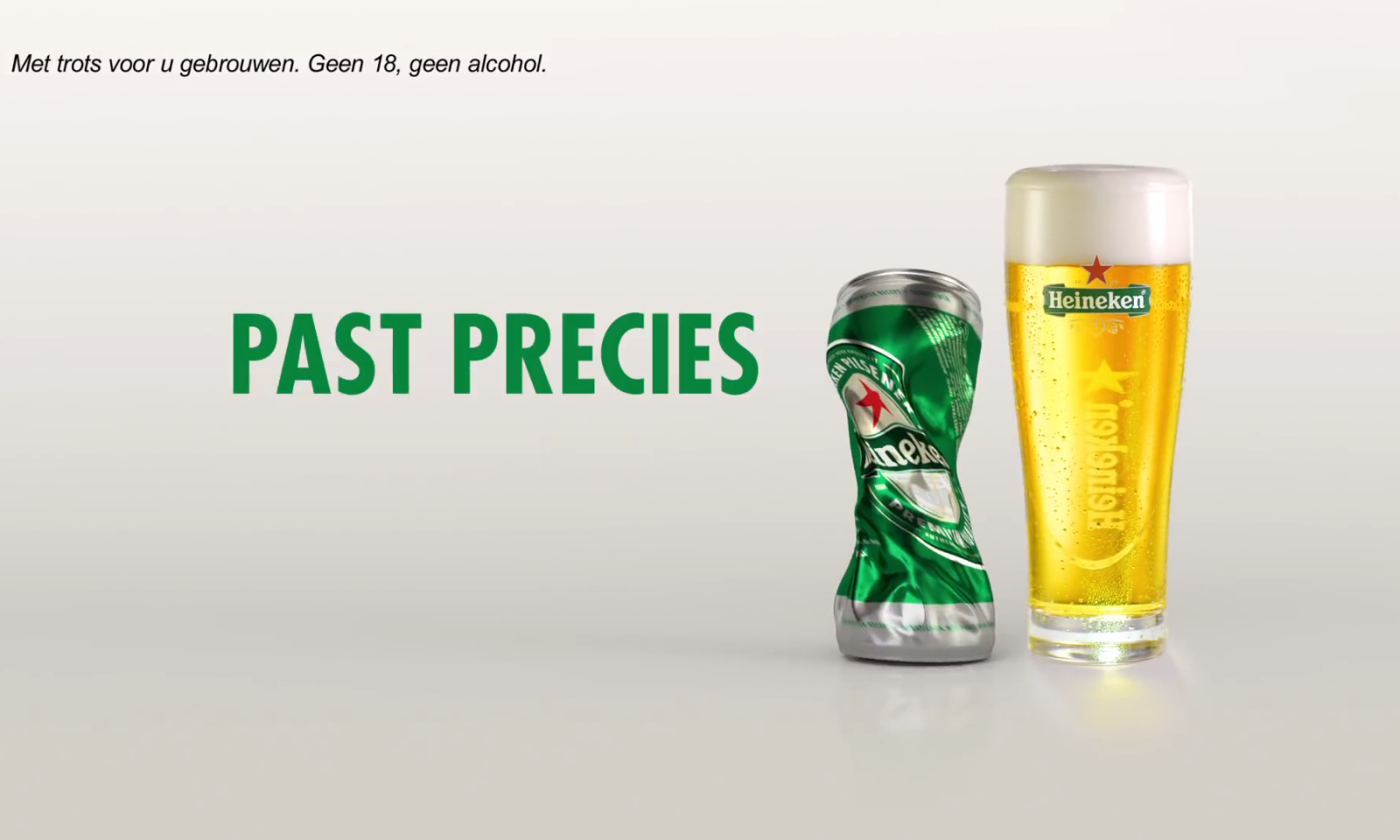 Gebogen bierblikje naast een vol glas bier met tekst 