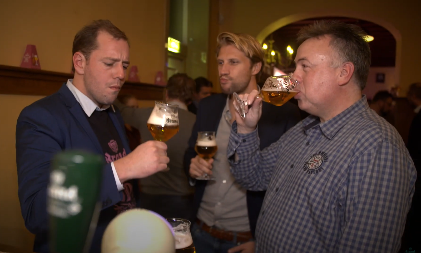 Drie mannen proeven bier tijdens de lancering van Brand Session IPA.