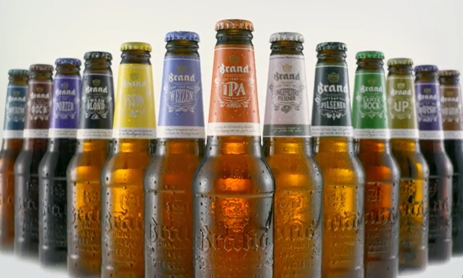 Close-up van meerdere Brand bierflessen in verschillende smaken en kleuren.