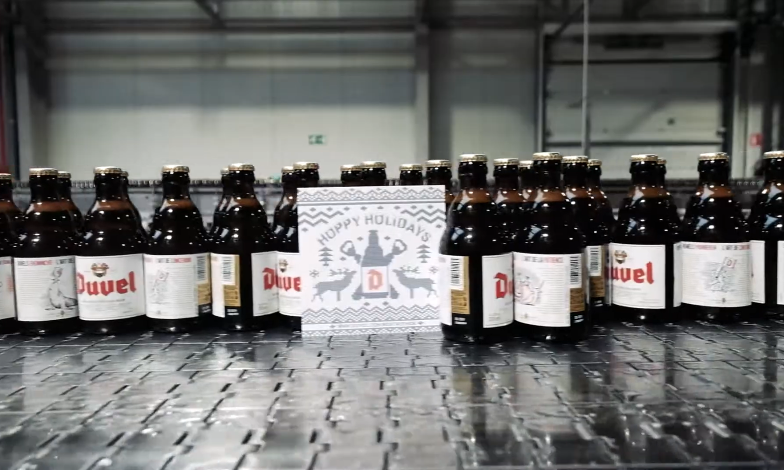Rij flessen Duvel bier met een 