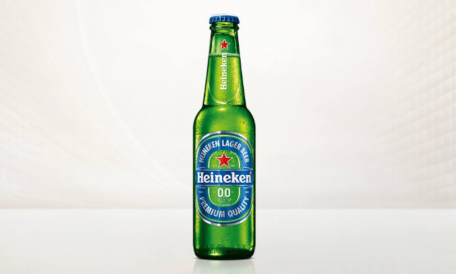 Groene Heineken 0.0 bierfles tegen een lichte achtergrond.