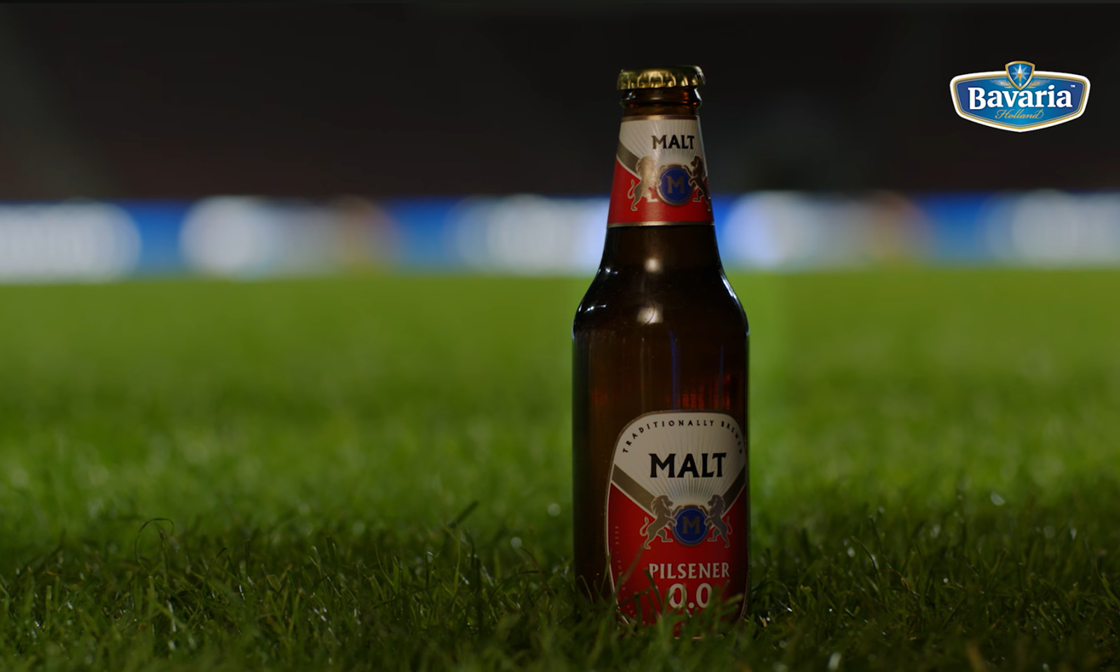Flesje Bavaria Malt 0.0% pilsener op een grasveld.