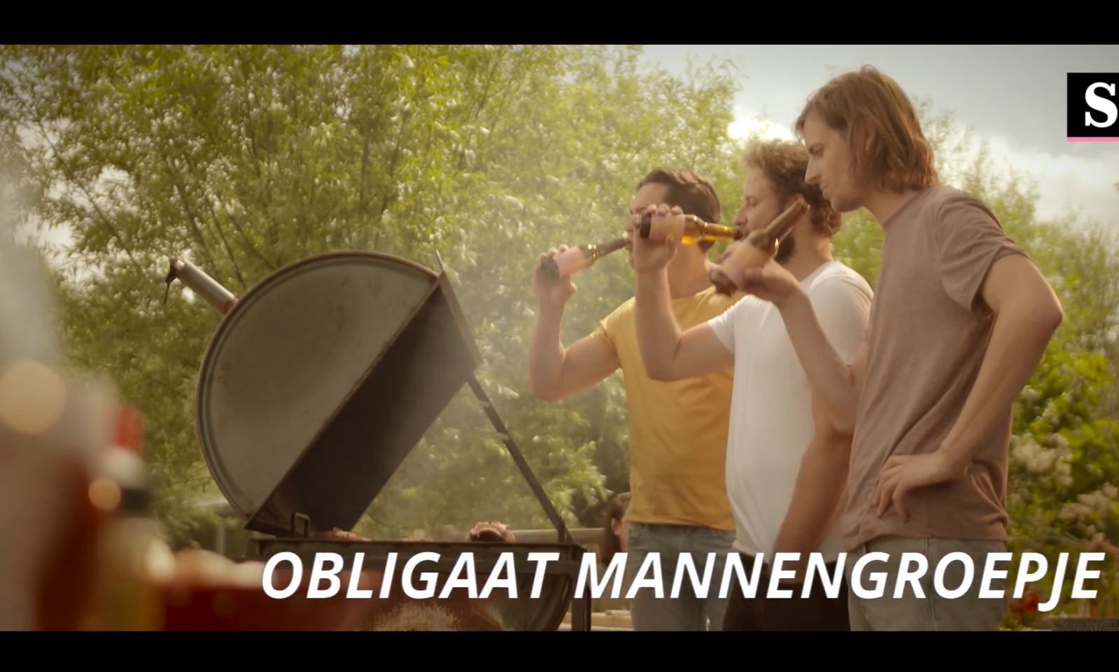 Drie mannen drinken bier bij een barbecue tegen een groene achtergrond.