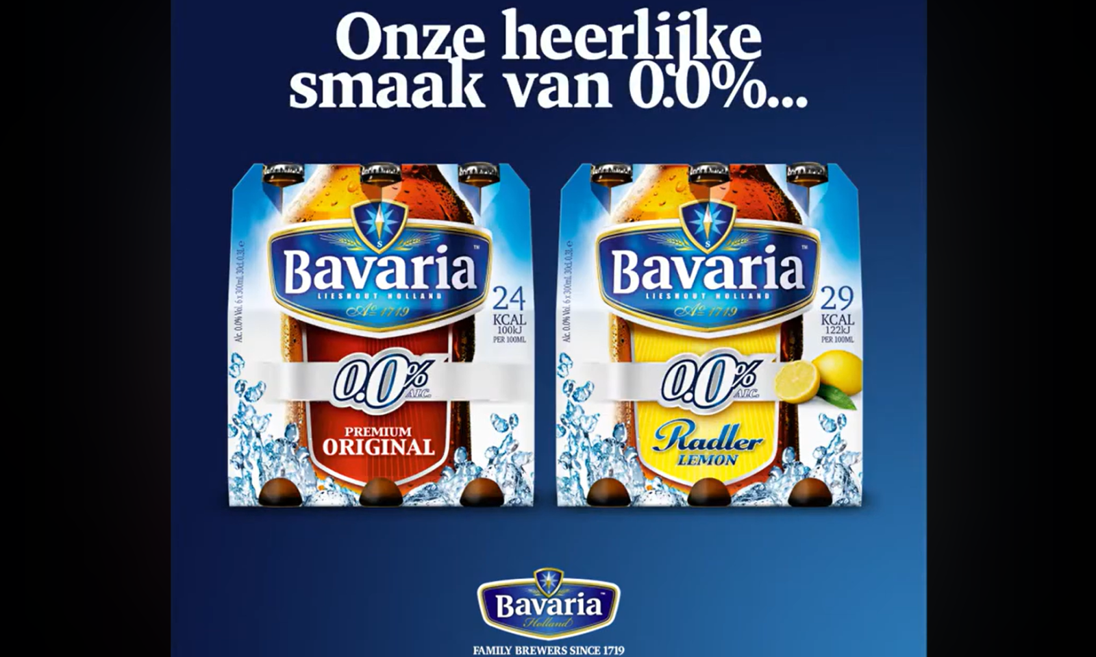 Twee sixpacks van Bavaria 0.0% bier, links Premium Original en rechts Radler Lemon tegen blauwe achtergrond.