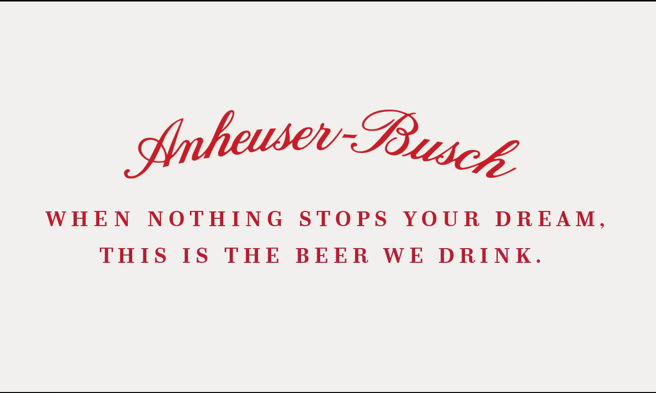 Anheuser-Busch slogan met rode tekst op een witte achtergrond.