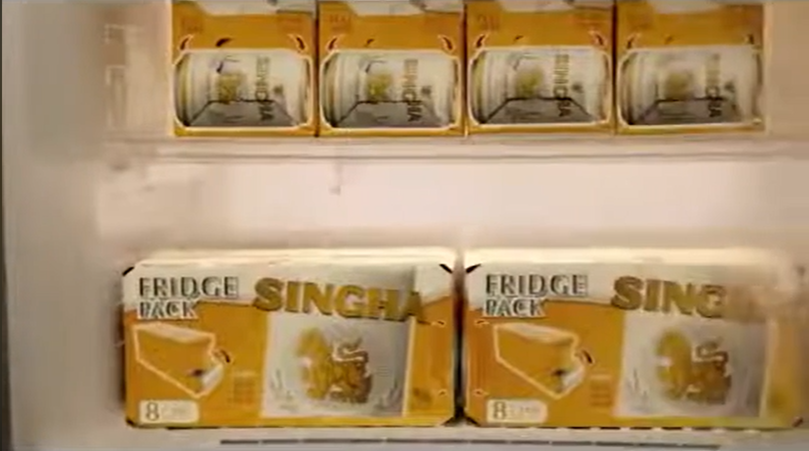 Pakjes Singha Beer Fridge Pack in een koelkast met geel en witte kleuren.