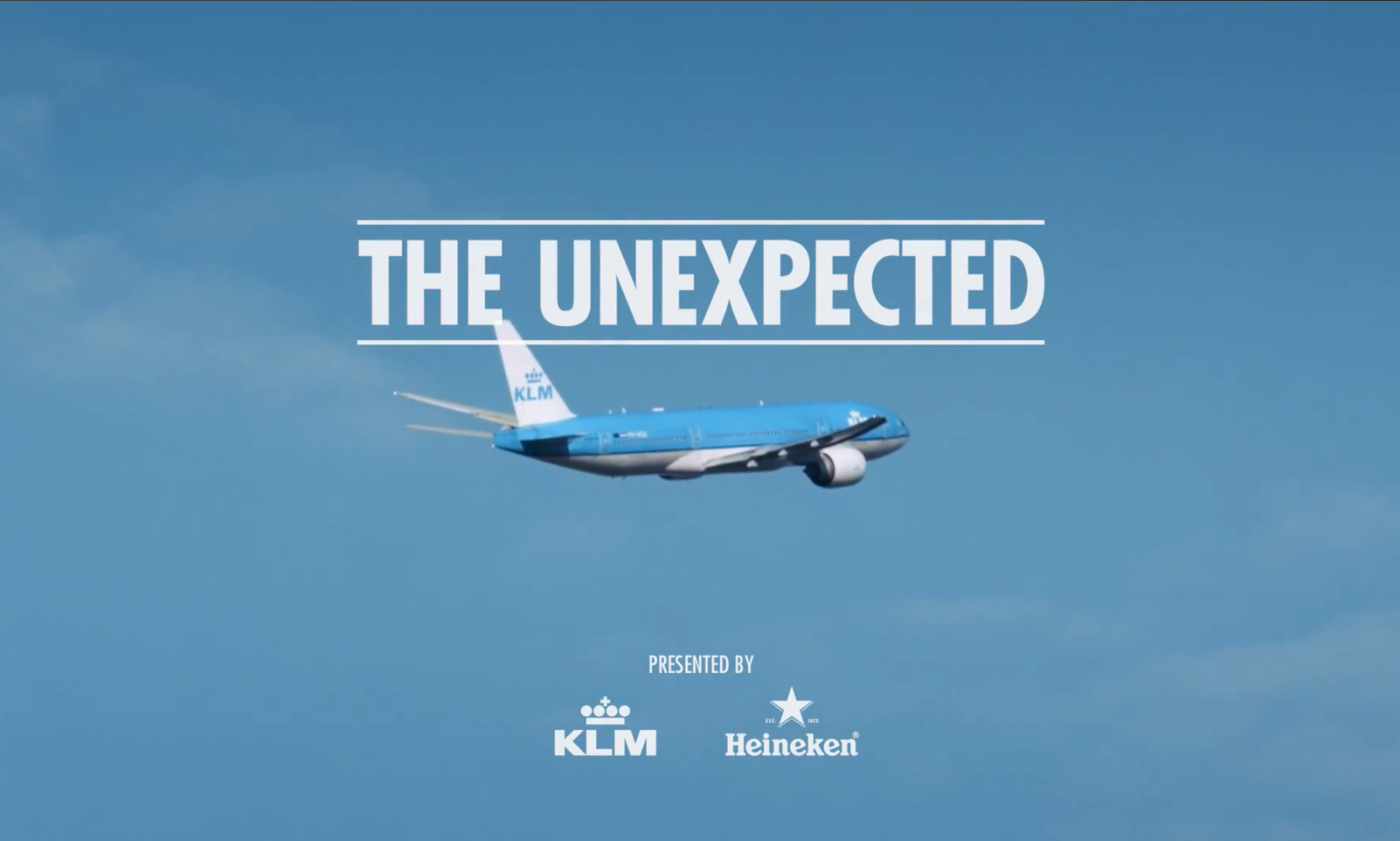 KLM vliegtuig onder een blauwe hemel met de tekst 