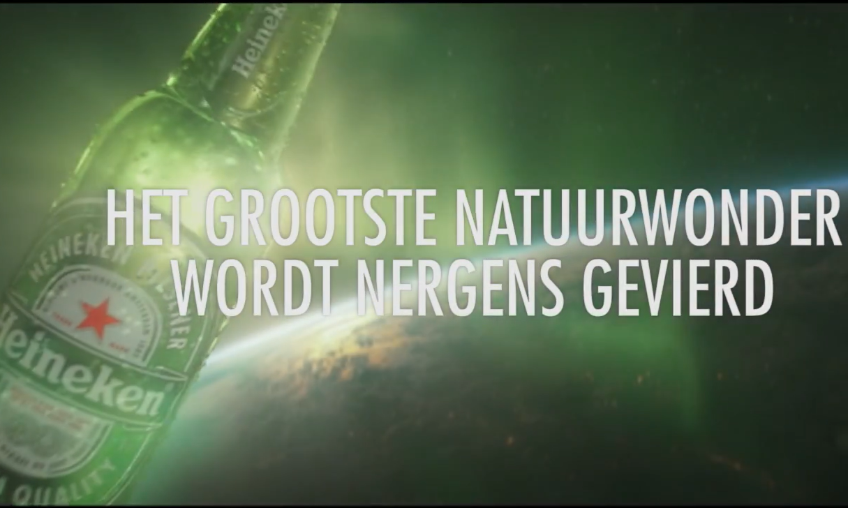 Groene Heineken-fles zwevend voor een achtergrond van Noorderlicht en aarde.