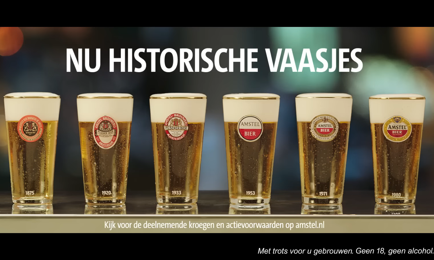 Zes Amstel glazen op een rij met historische logo
