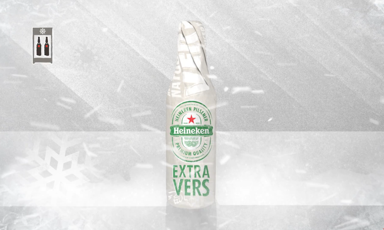 Een fles Heineken bier verpakt in wit papier met het label Extra Vers zichtbaar.