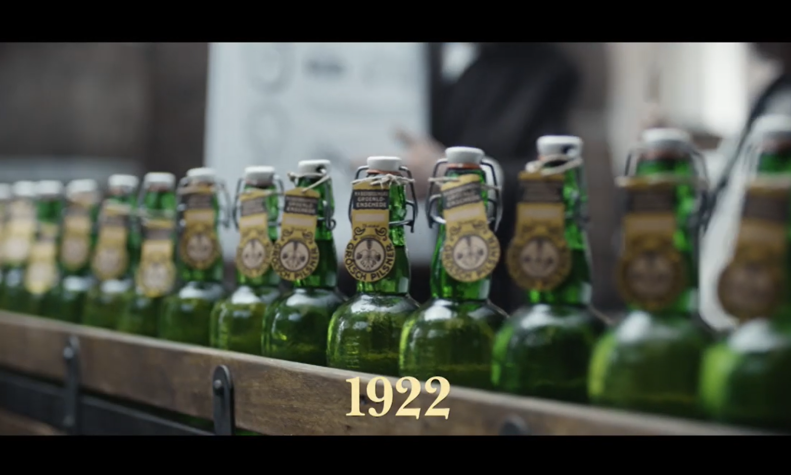 Rij Grolsch flessen met beugeldoppen en jaartal 1922.