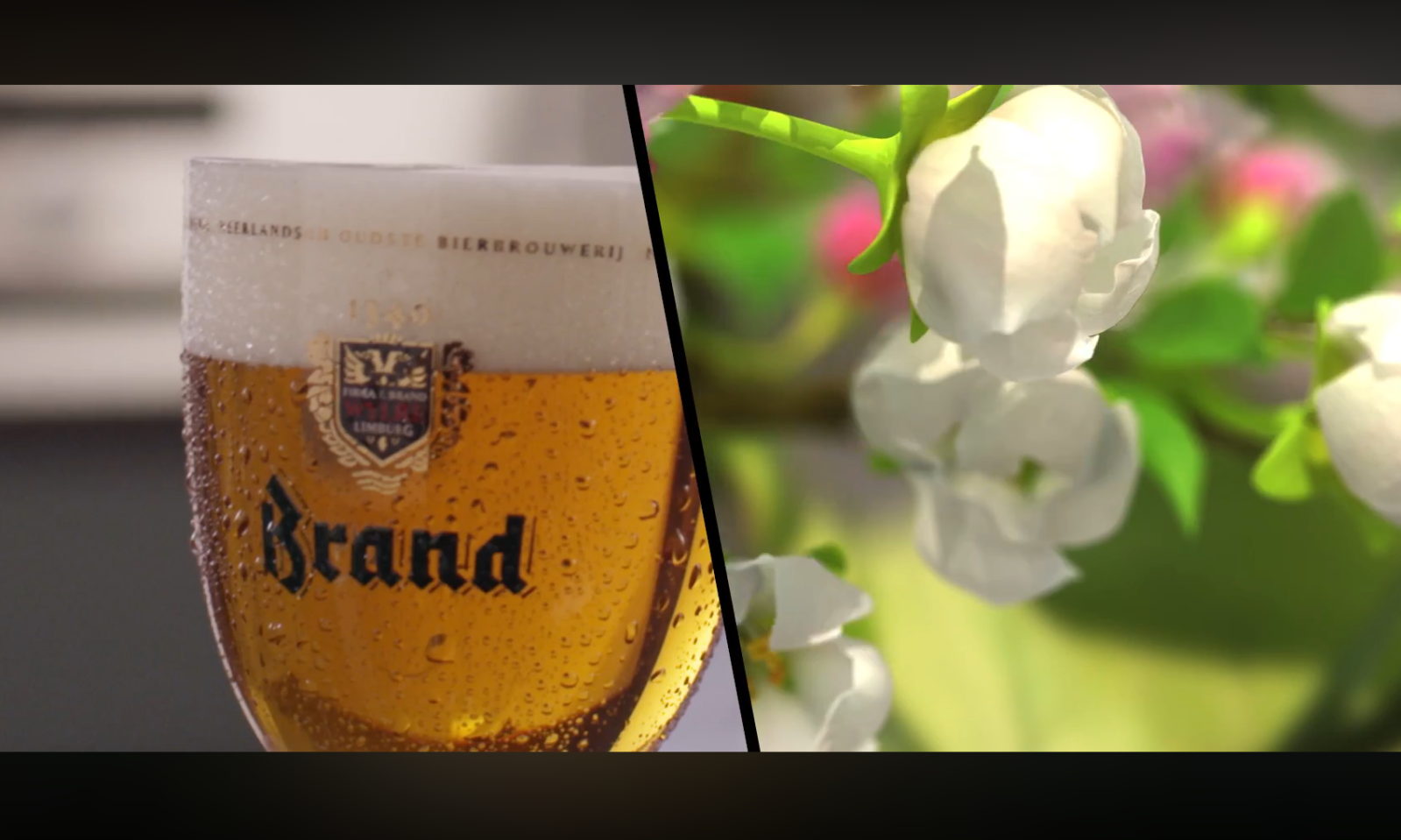 Glas Brand bier naast bloeiende witte bloemen in de lente.