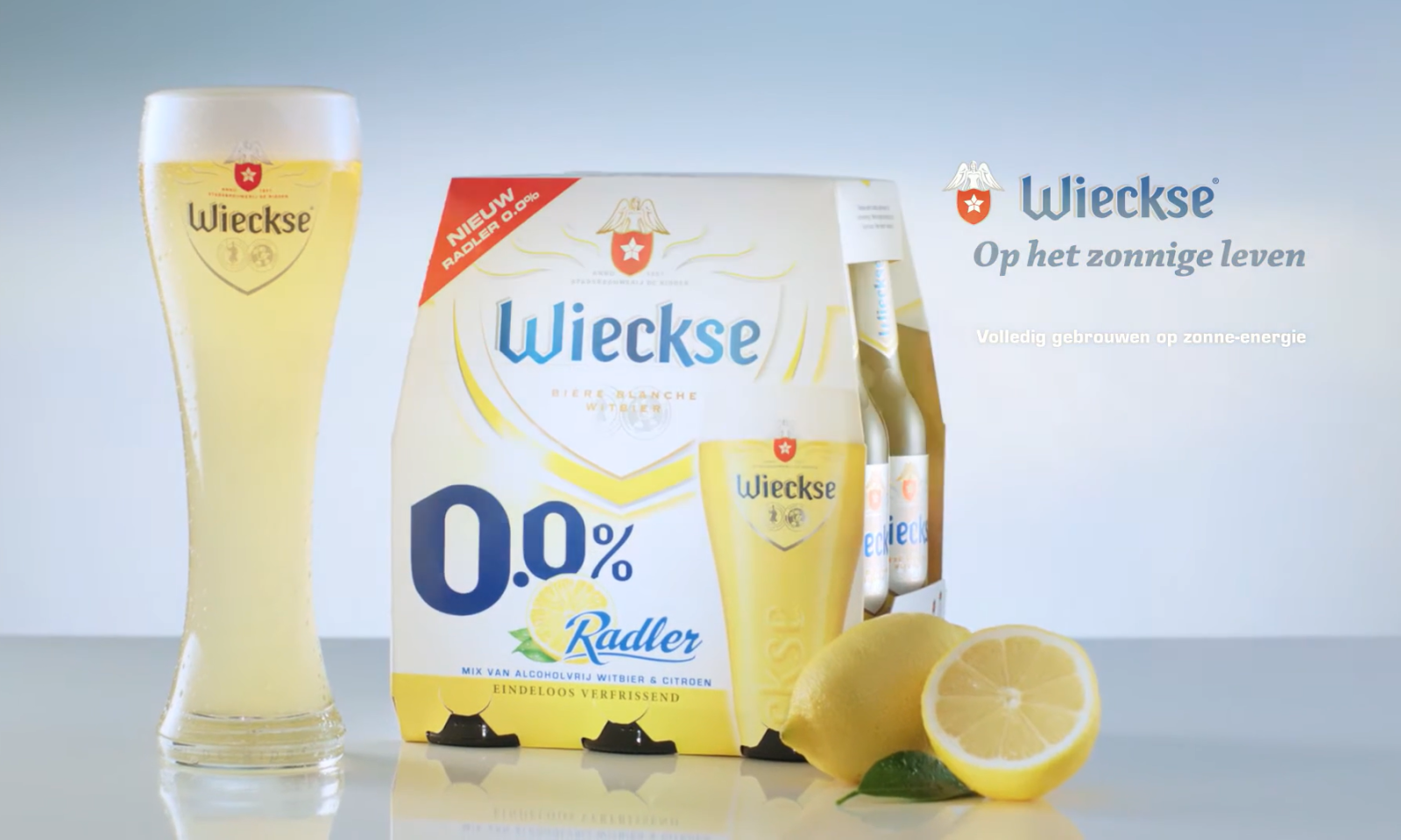 Glas en verpakking van Wieckse Radler 0.0% met citroenen en tekst over zonne-energie.