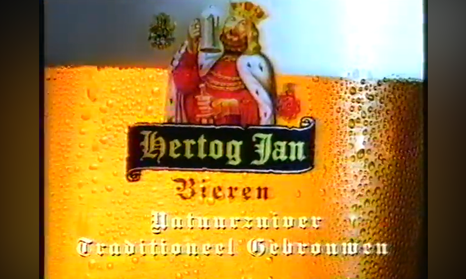 Etiket van Hertog Jan bier met afbeelding van een hertog en bubbels op de achtergrond.