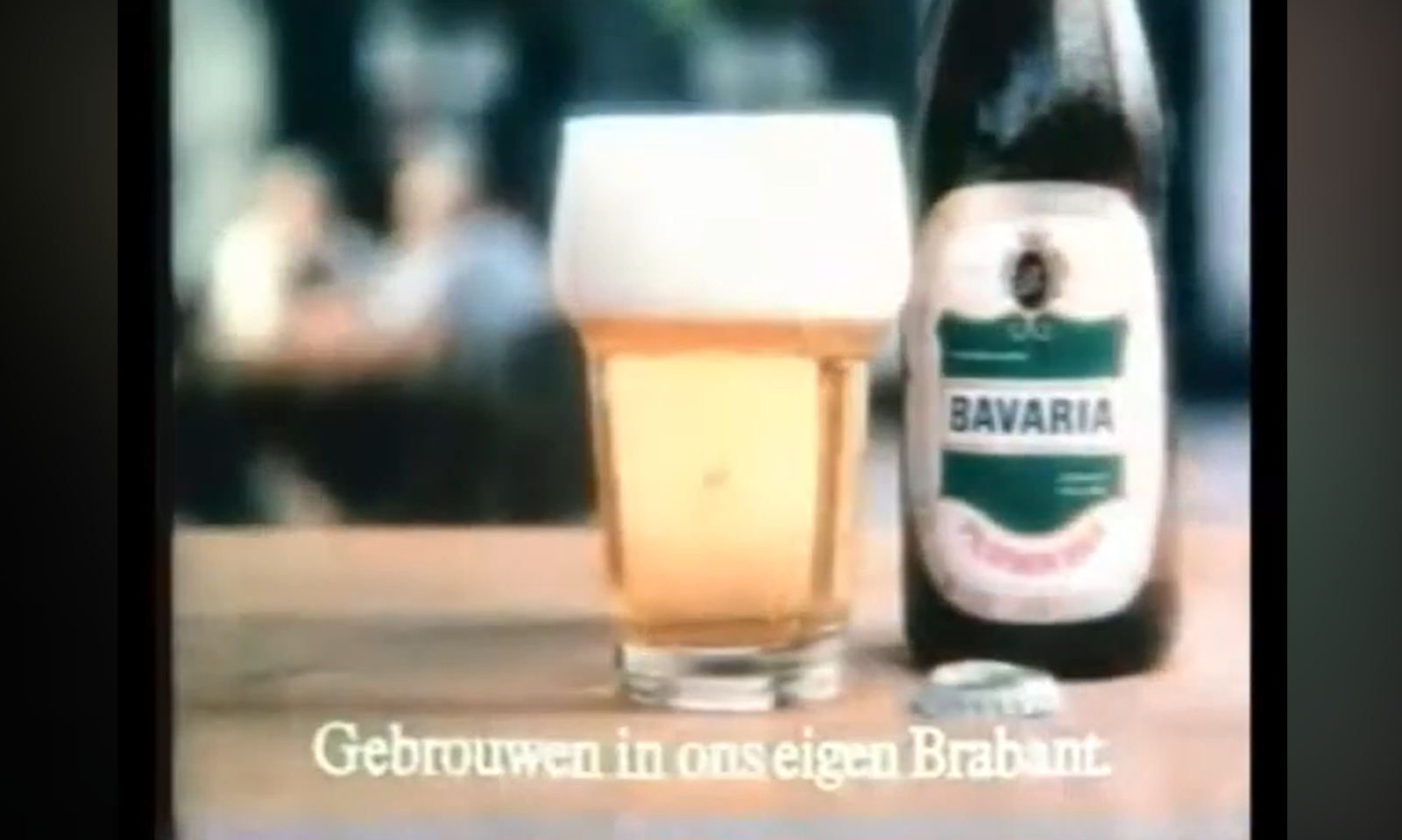 Bierglas en Bavaria flesje op tafel met tekst 
