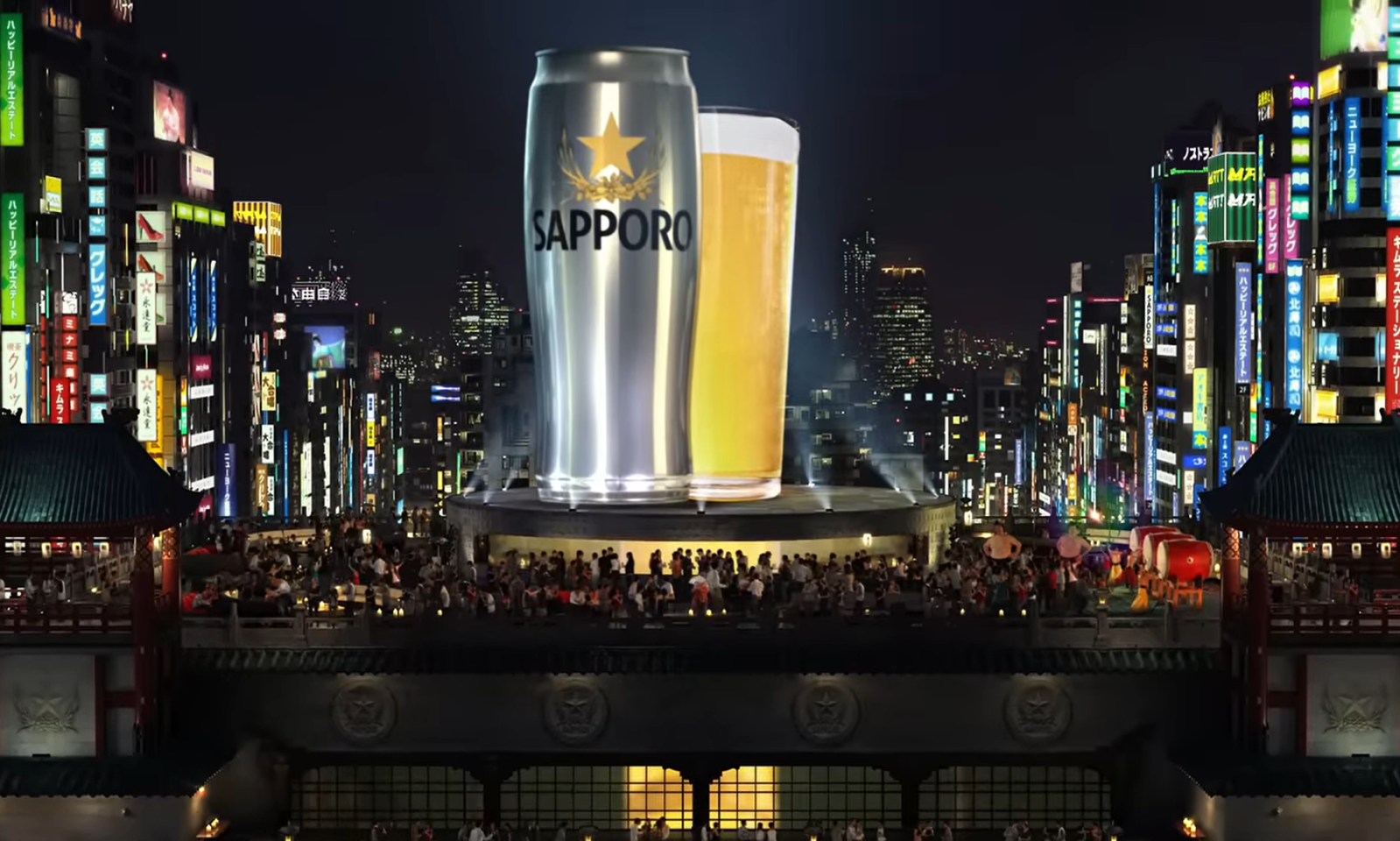 Twee grote bierglazen met Sapporo-logo voor een stadsbeeld bij nacht.