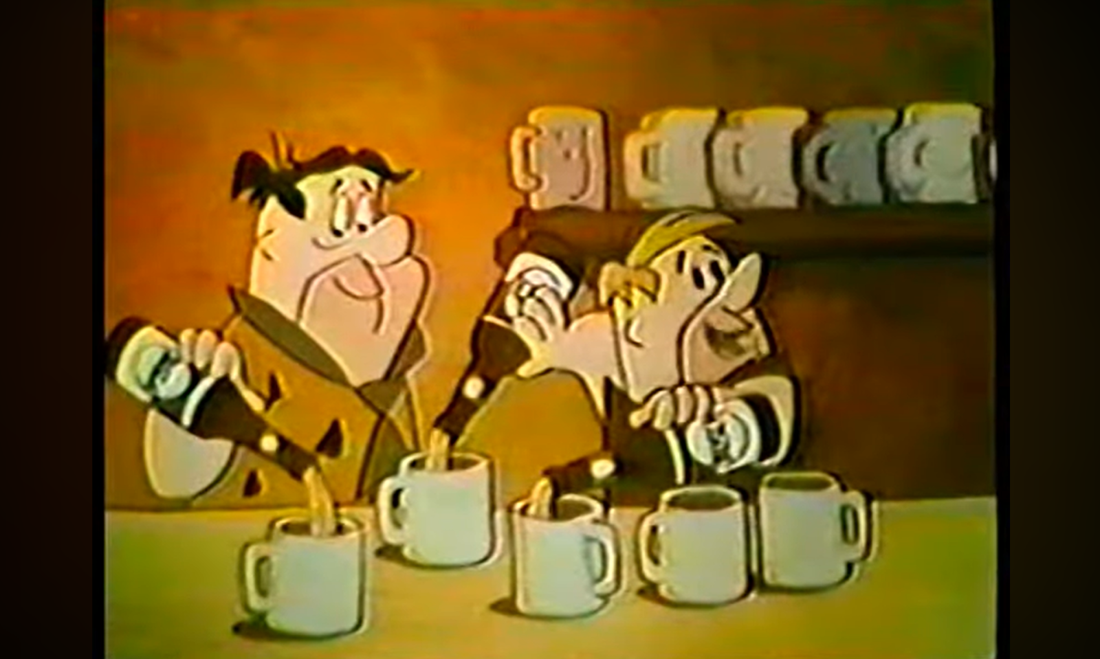 Twee cartoonfiguren schenken drankjes in mokken in een vintage animatiescene.