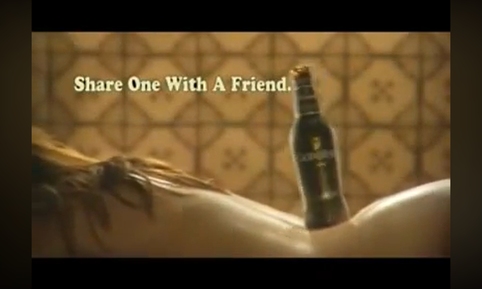 Een bierflesje balanceert op de rug van een persoon.