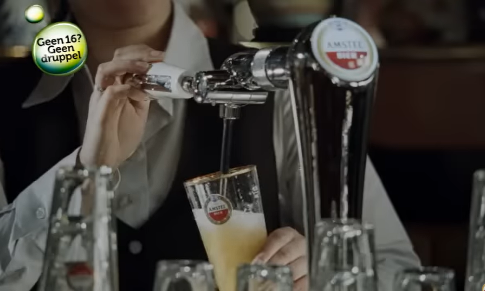 Barman schenkt Amstel bier uit een tap in een glas.