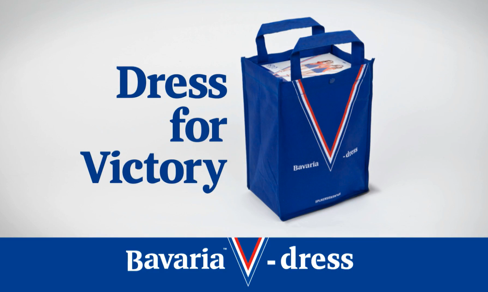Blauwe Bavaria tas met tekst Dress For Victory en logo op witte achtergrond.