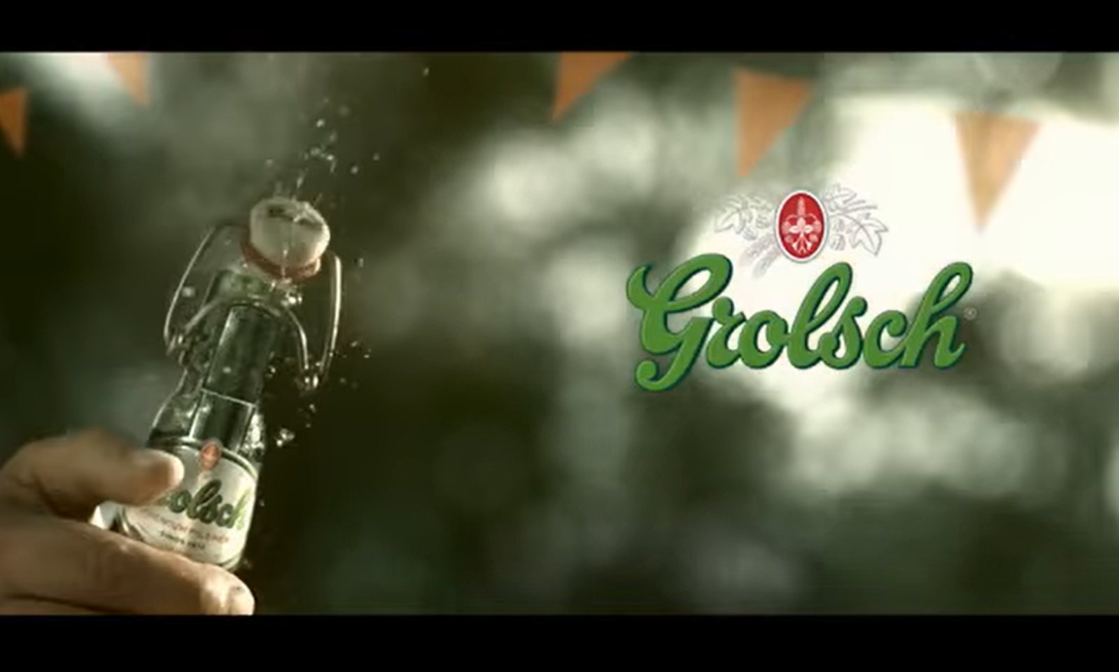 Bierfles met beugelsluiting, Grolsch-logo op achtergrond