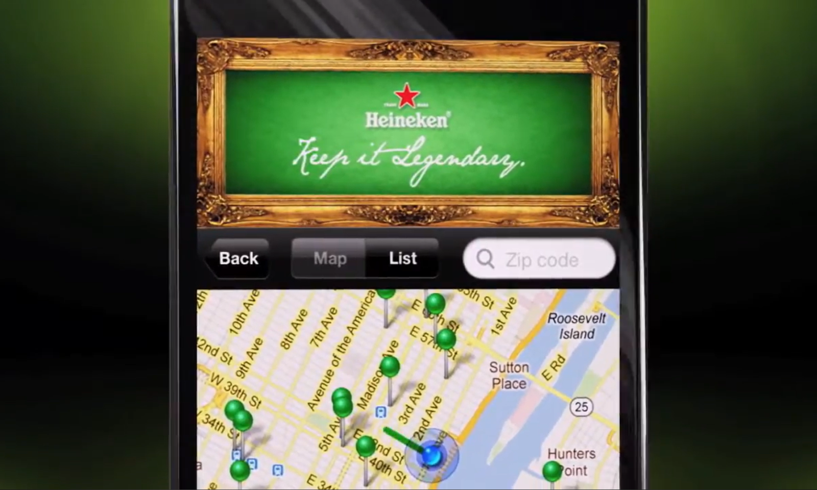 Smartphone met Heineken Keep It Legendary-app en kaartweergave.