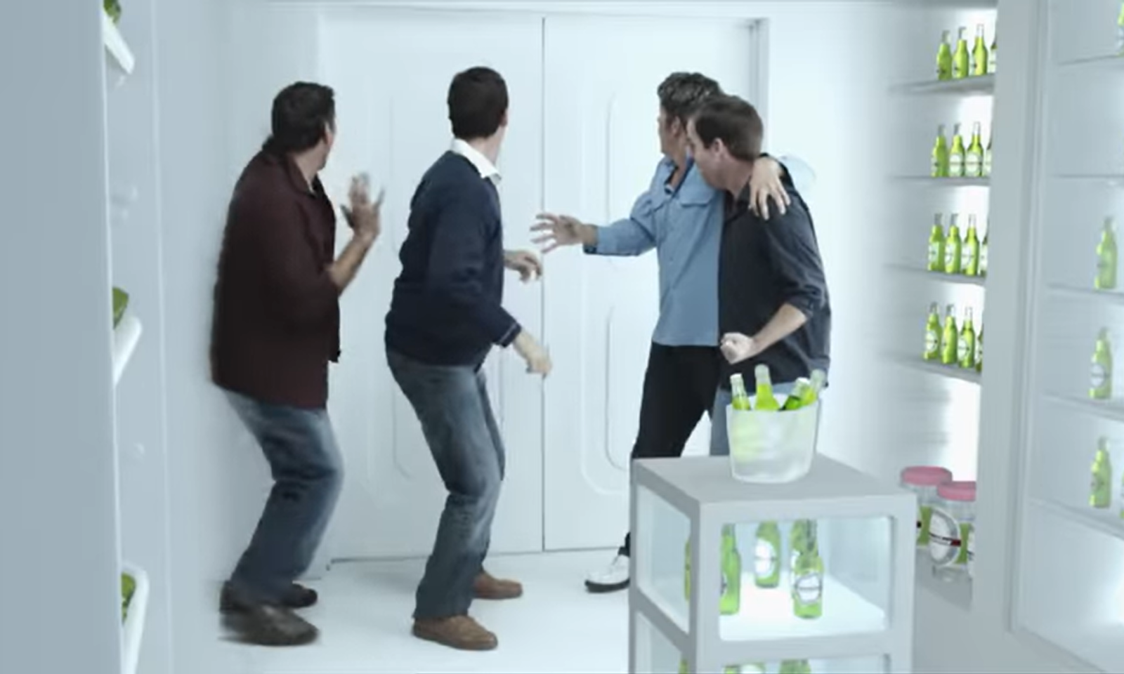 Vier mannen in een koelcel vol met Bavarialbierflesjes